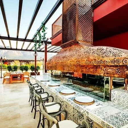 Grand Pasha & Kyrenia Szálloda 5*